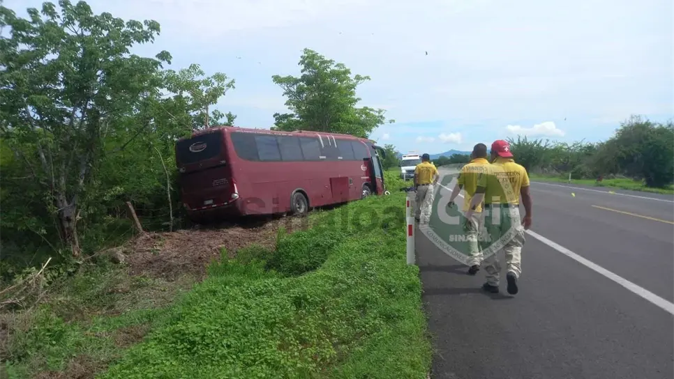 La unidad pesada se salió del asfalto. FOTO: Cortesía