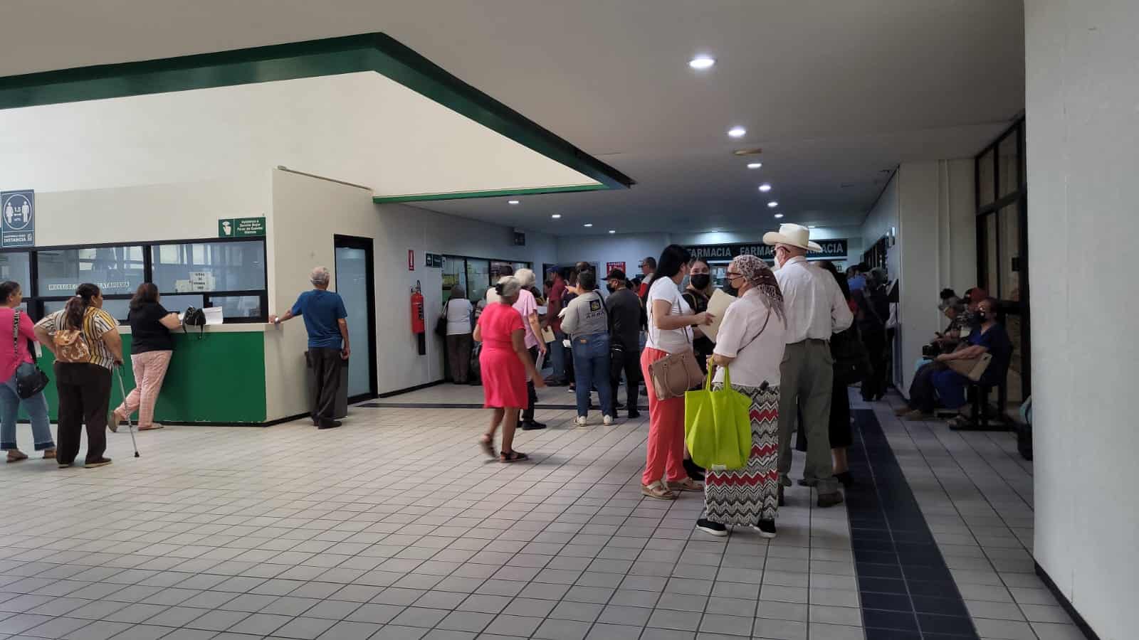 Con abanicos y moviendo aires provisionales buscan reducir la temperatura en la Clínica 49 del IMSS en Los Mochis. FOTO: Luz Noticias