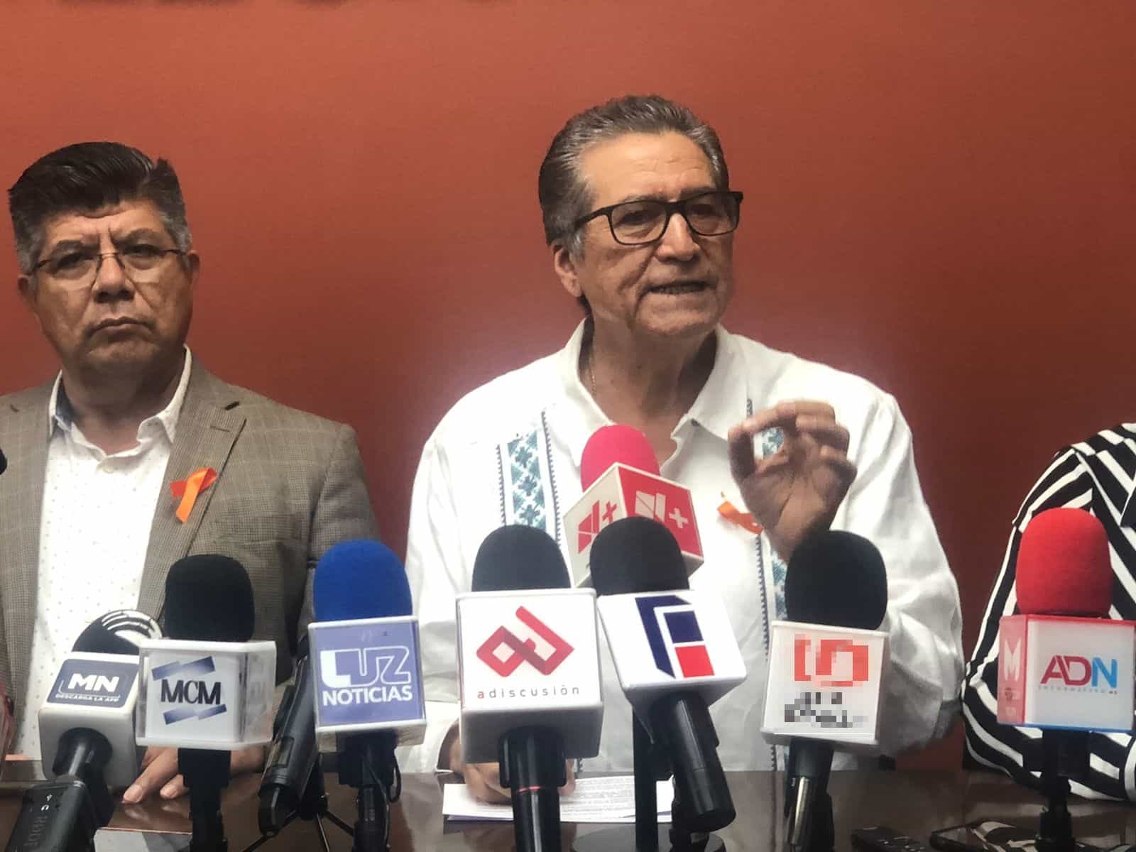 Feliciano Castro atendiendo a los medios de comunicación. FOTO: Luz Noticias