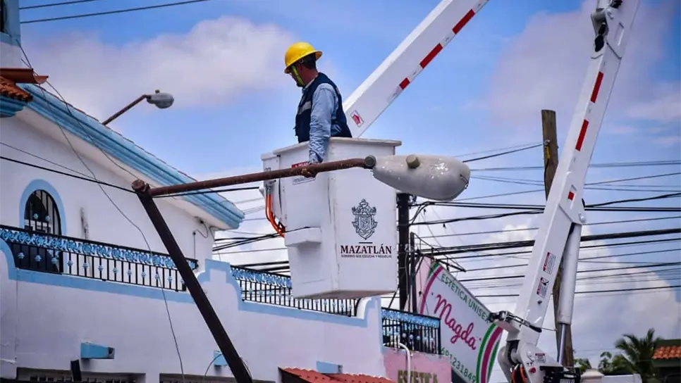El alcalde de Mazatlán busca solución para la problemática de los apagones en el puerto. FOTO: Luz Noticias