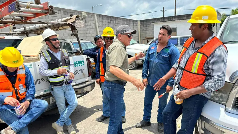 El alcalde de Mazatlán con trabajadores de la CFE. FOTO: Cortesía