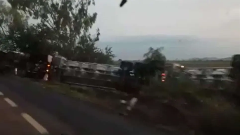 Vuelca tráiler sobre la Maxipista a la altura de Baila