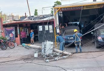 Cae poste de la CFE y deja sin energía eléctrica al sector Jiquilpan de Los Mochis