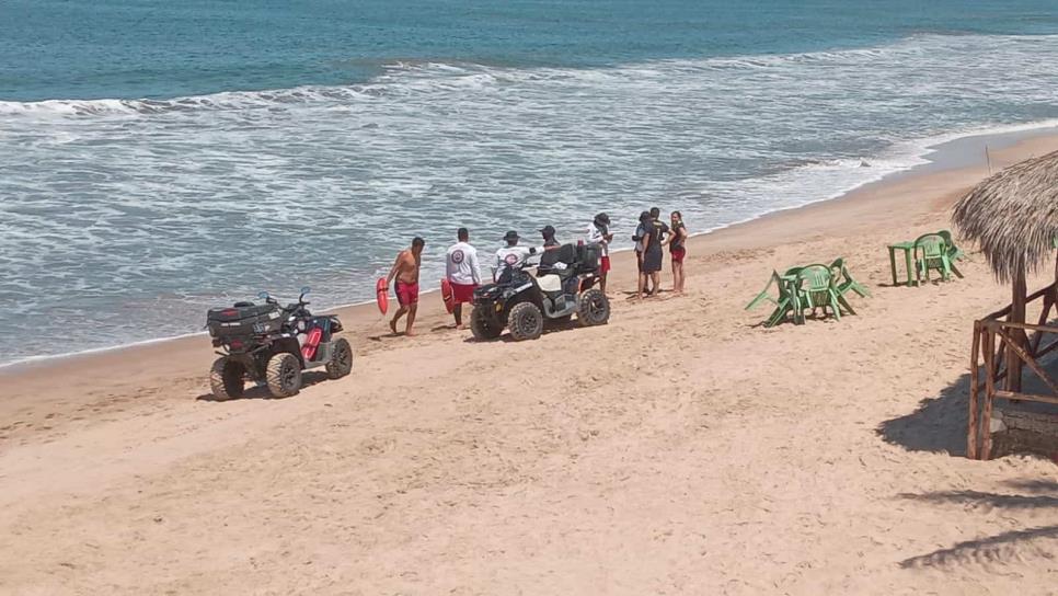 Policía Acuática rescata a dos turistas que eran jalados por el mar en Mazatlán