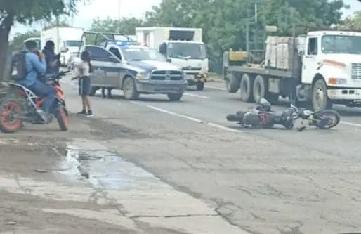 El hombre herido cayó al asfalto junto a su motocicleta. FOTO: Cortesía