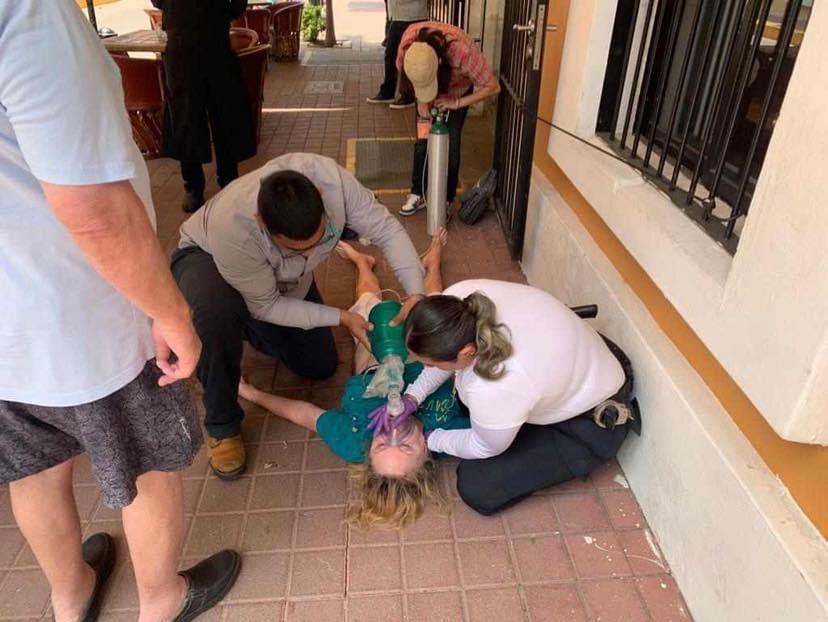 Mujer policía salva a persona que se ahogaba con un pedazo de comida en Mazatlán