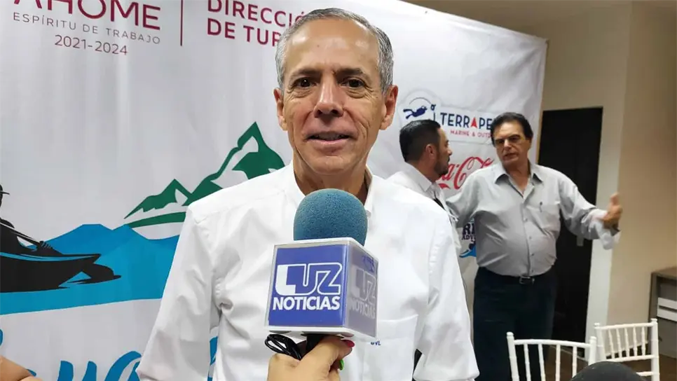 Gerardo Vargas atendiendo a Luz Noticias. FOTO: Rita Sánchez