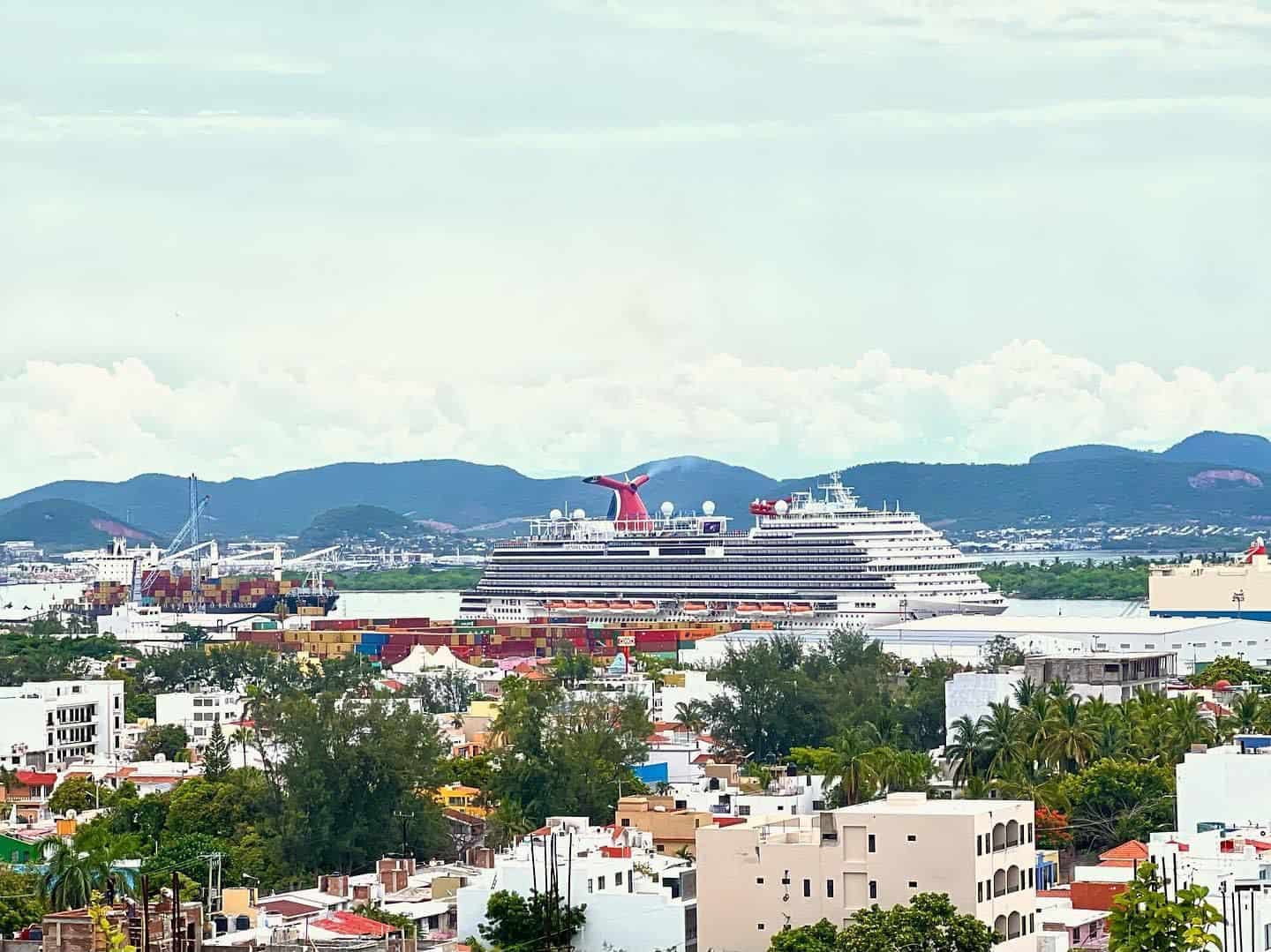 Llegan a Mazatlán 5 mil turistas en el crucero Carnival Panorama
