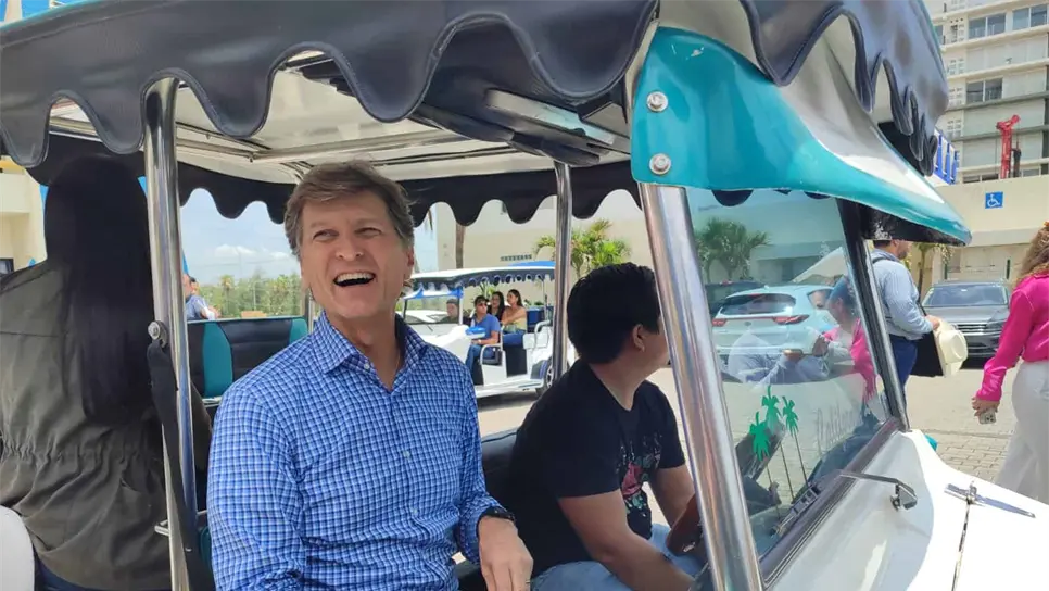 Enrique De La Madrid en su visita a Mazatlán. FOTO: Luz Noticias