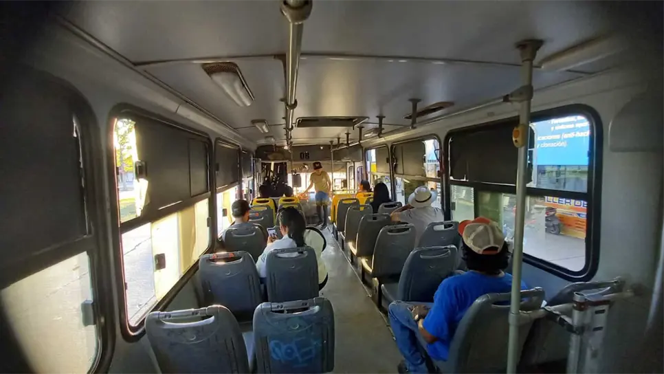 La mayoría de los camiones en Los Mochis no cuentan con aire acondicionado. FOTO: Iván Rodríguez