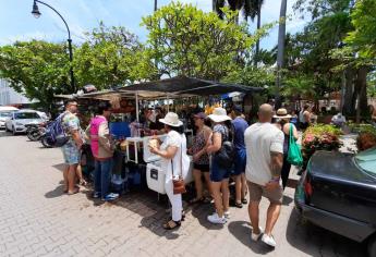 «El Croco», negocio familiar que ofrece variedad de cocos preparados del gusto de locales y turistas en Mazatlán