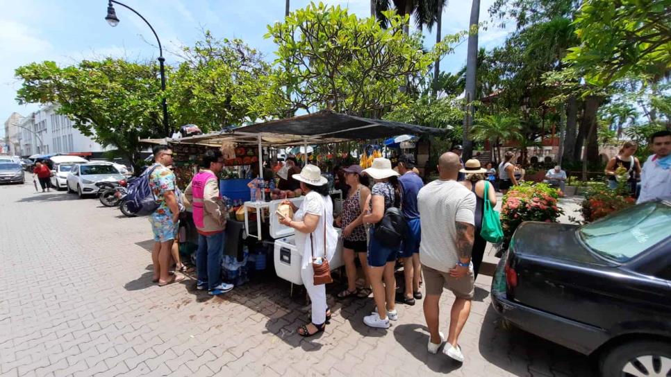 «El Croco», negocio familiar que ofrece variedad de cocos preparados del gusto de locales y turistas en Mazatlán