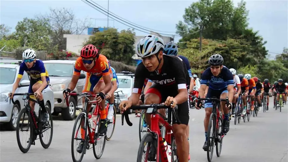 Ciclistas ruedan por las calles de Culiacán. FOTO: Cortesía