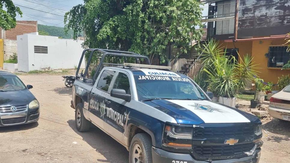 Policías detienen a hombre tras ser sorprendido orinando en la calle, al revisarlo le encuentran 34 dosis de cristal