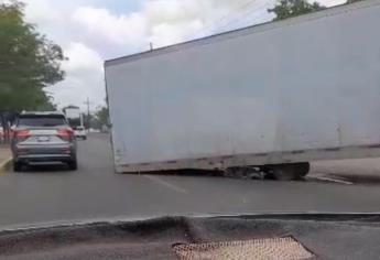 Caja de tráiler se desprende y provoca caos vial sobre la carretera a Navolato