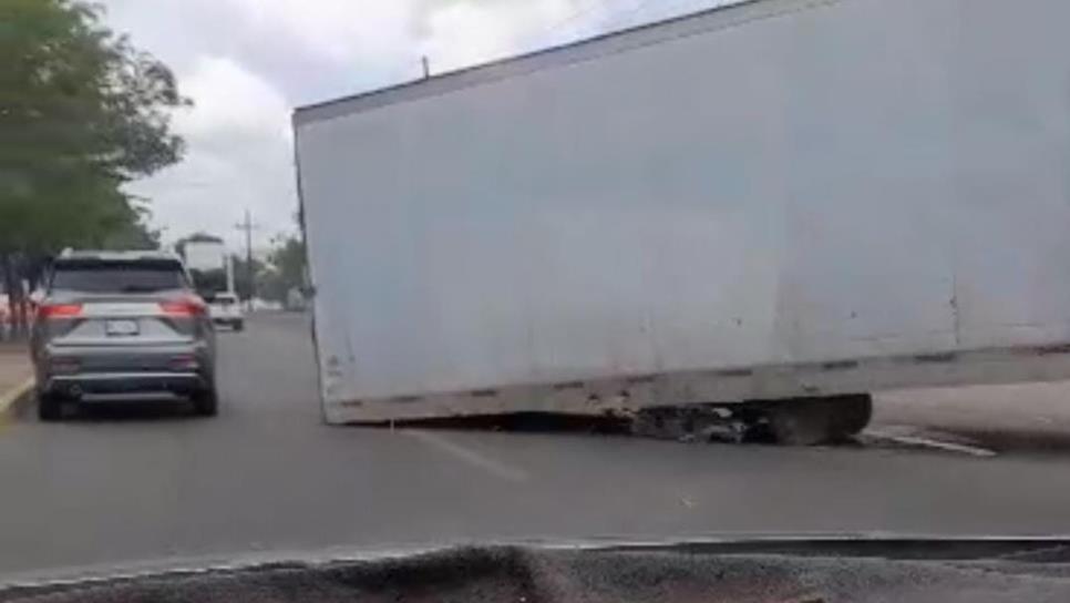 Caja de tráiler se desprende y provoca caos vial sobre la carretera a Navolato