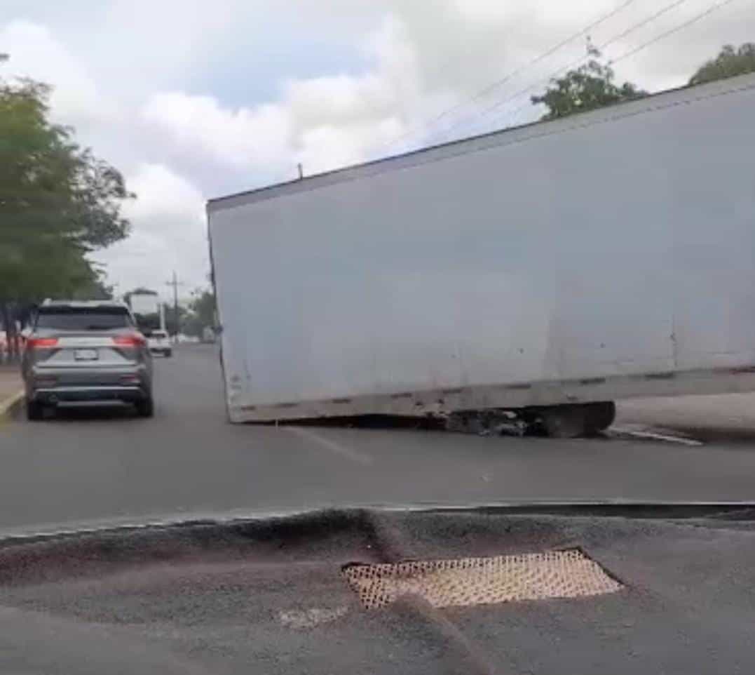 Caja de tráiler se desprende y provoca caos vial sobre la carretera a Navolato