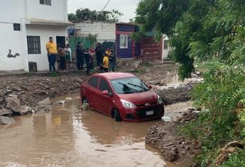 Un conductor fue arrastrado por un arroyo en la colonia Adolfo López Mateos, en Culiacán