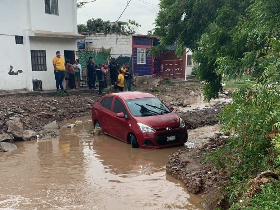 Un conductor fue arrastrado por un arroyo en la colonia Adolfo López Mateos, en Culiacán