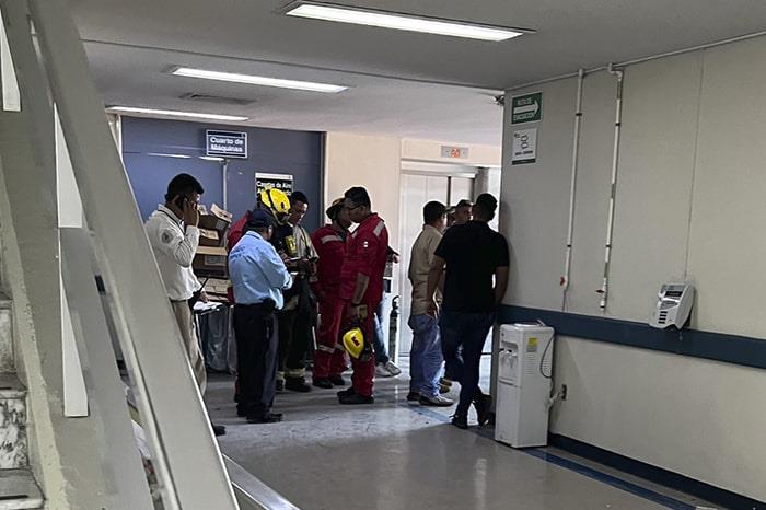 Elevador del IMSS en Guadalajara falla y había 8 personas atrapadas | VIDEO