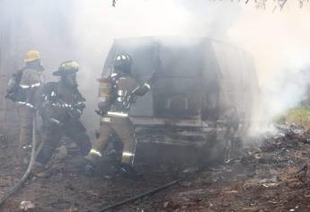Arde camioneta tras falla eléctrica en Mazatlán 