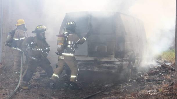 Arde camioneta tras falla eléctrica en Mazatlán 