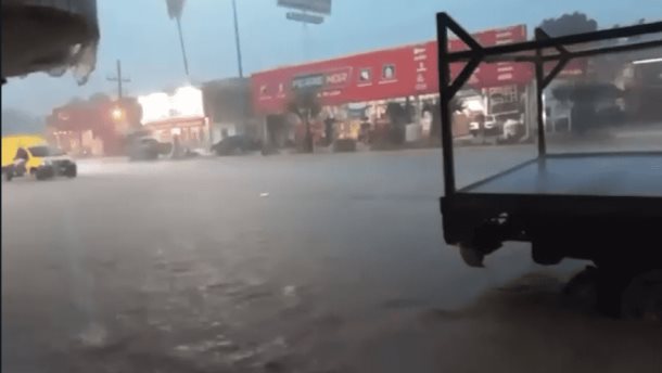 Se registran fuertes lluvias en la cabecera municipal de El Fuerte y comunidades rurales
