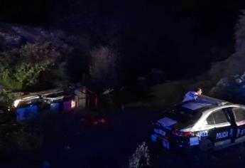 Dos patrullas terminan volcadas en un dren tras persecución en el poblado de Ayuné, Culiacán