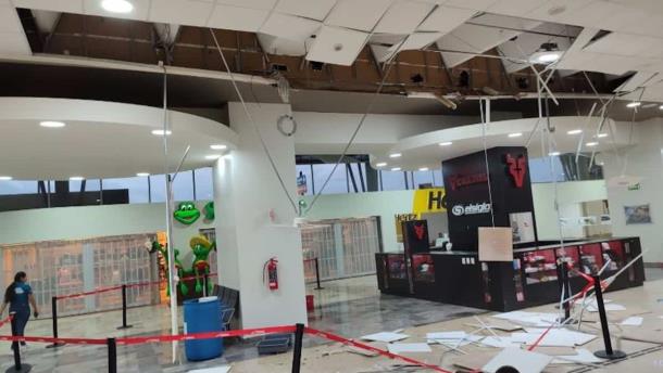 Colapsa parte del techo del Aeropuerto Internacional de Mazatlán por lluvias  