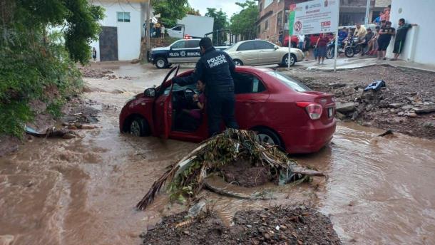 Un vehículo arrastrado, árboles caídos y un accidente vial es el saldo tras fuerte lluvia en Culiacán 