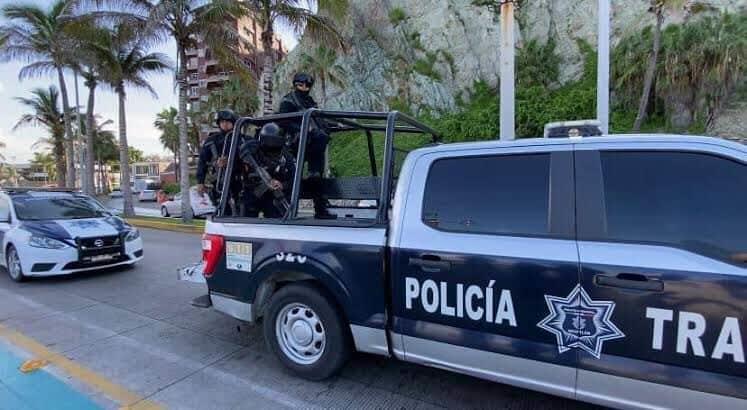 Detienen a hombre en Mazatlán por traer polarizado oscuro, al revisarlo detectan que iba armado