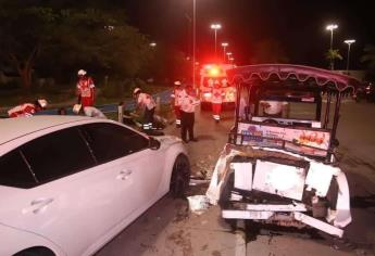 Choque entre pulmonía y automóvil en Mazatlán deja como saldo a tres mujeres lesionadas