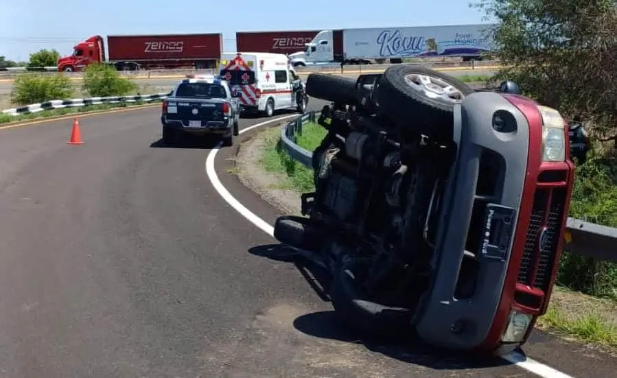 Hombre resulta ileso tras volcar por la México 15 en Guasave. FOTO: Luz Noticias