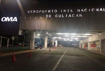 Pasajeros quedan atrapados en un avión comercial en Culiacán