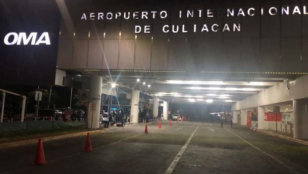 Pasajeros quedan atrapados en un avión comercial en Culiacán