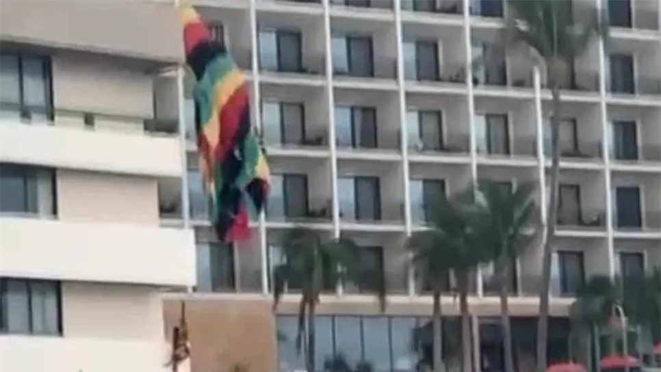 El paracaídas donde viajaba una mujer quedó atorado en las inmediaciones de las playas de Mazatlán. FOTO: Internet
