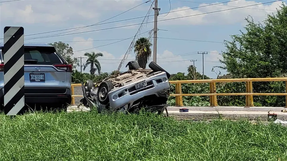 Los tripulantes del automóvil perdieron el control de la unidad ante el presunto ataque de abejas. FOTO: Luz Noticias