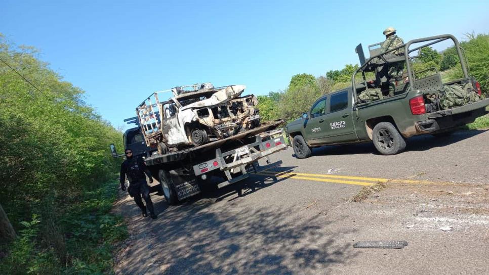 Ejército retira vehículos incendiados tras hechos de violencia en el municipio de Sinaloa