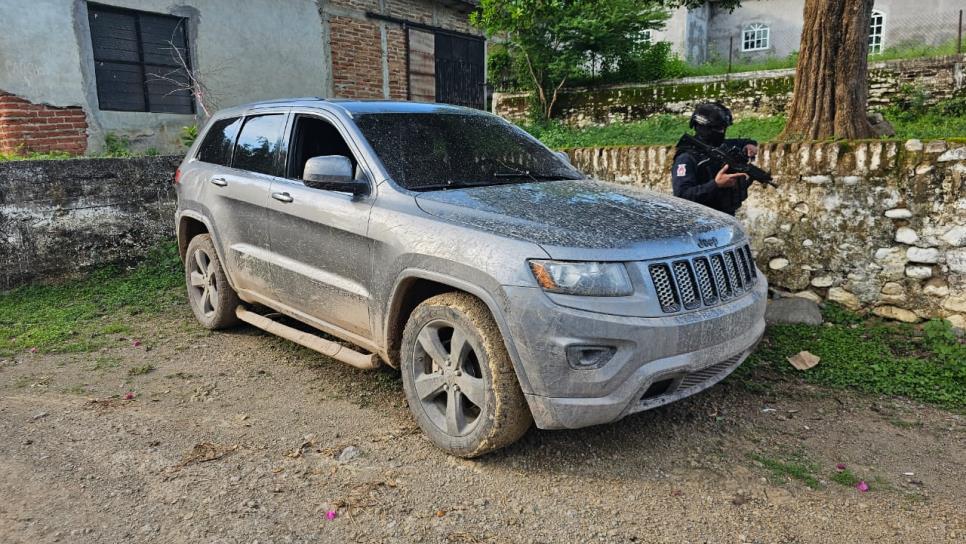 Aseguran camioneta abandonada en Sinaloa municipio, había dos armas de fuego, cartuchos y cargadores