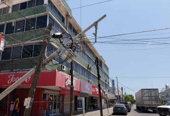 Tráiler se lleva poste en el centro de Los Mochis y deja sin luz a comercios