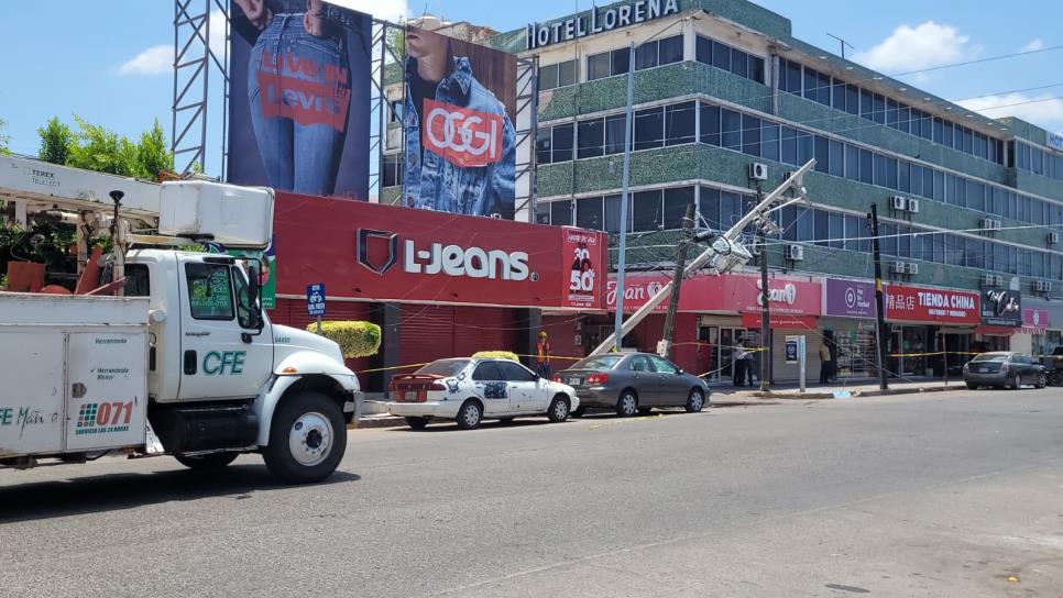 Tráiler tumba poste de luz en el Centro de Los Mochis