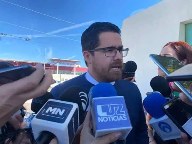 Cuitláhuac González Galindo atendiendo a los medios de comunicación. FOTO: Luz Noticias