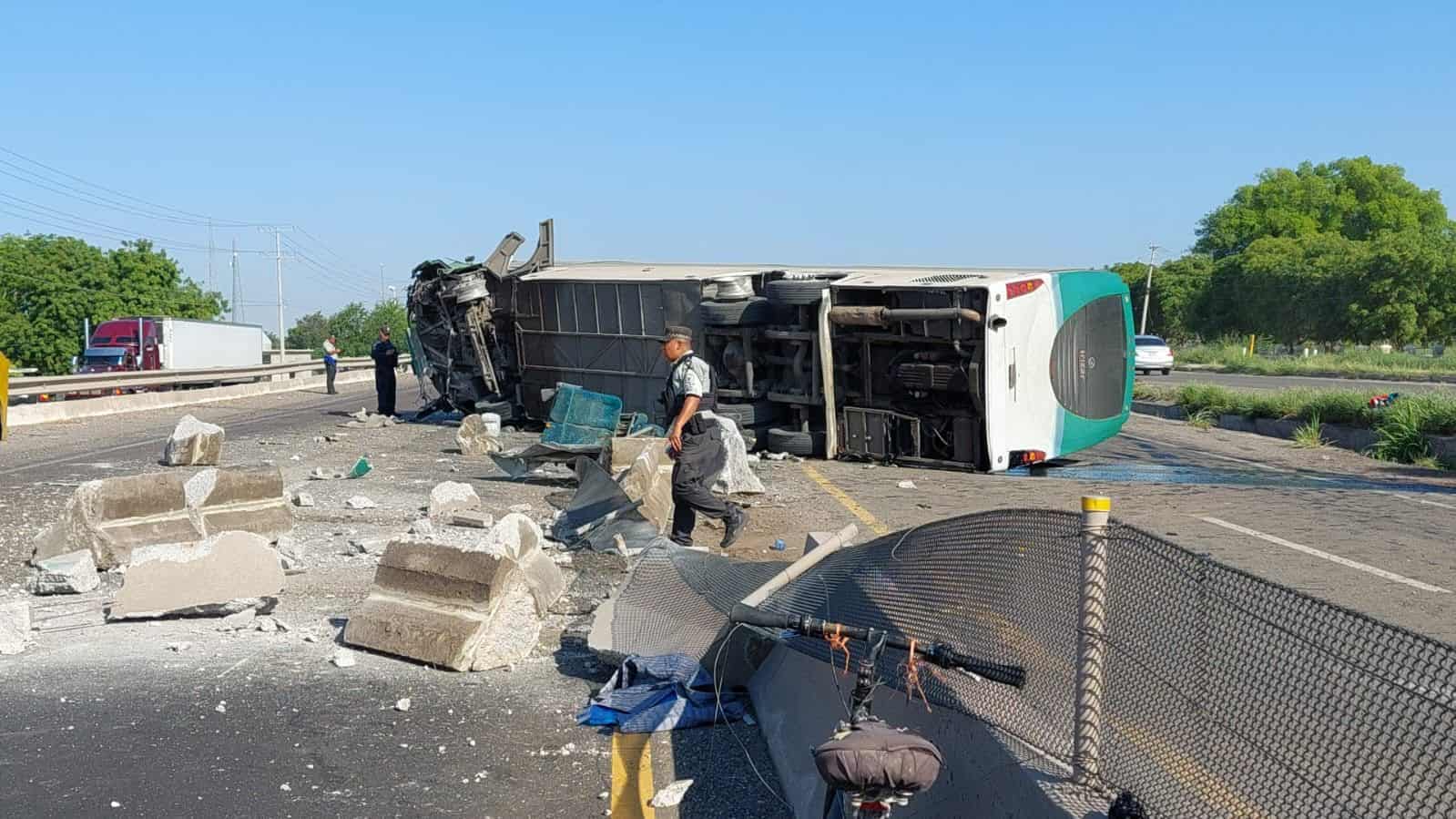 El camión bloqueó los carriles de la carretera. FOTOS: Ernesto Torres