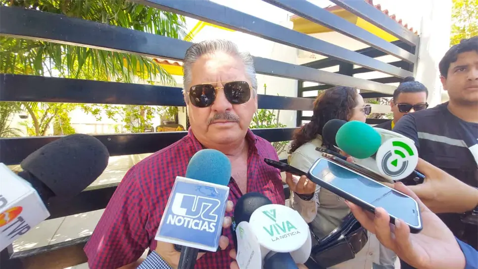 Javier Valdez revela las reparaciones en el alumbrado en Ahome. FOTO: Rita Sánchez