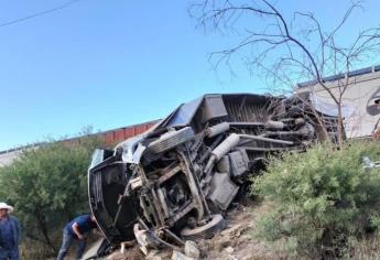 Tren impacta a un autobús de pasajeros en Querétaro; hay 5 muertos