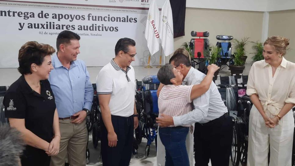 Entregan apoyos funcionales y auxiliares auditivos a personas con discapacidad en Mazatlán