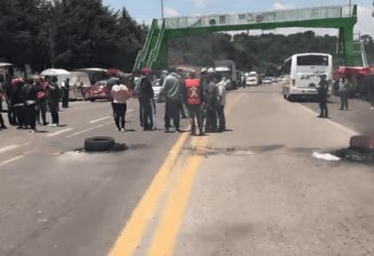 Civiles bloquean y queman vehículos en carretera México-Cuernavaca