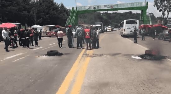 Civiles bloquean y queman vehículos en carretera México-Cuernavaca