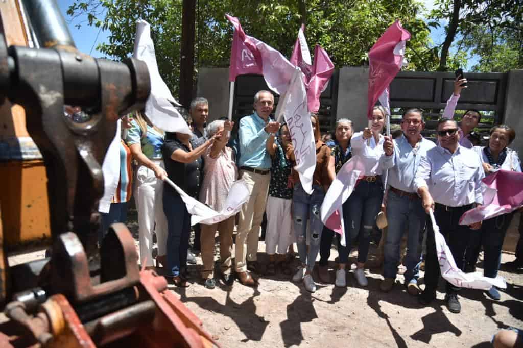 Tras 52 años de gestión, por fin pavimentan el callejón 2 de Abril en Los Mochis