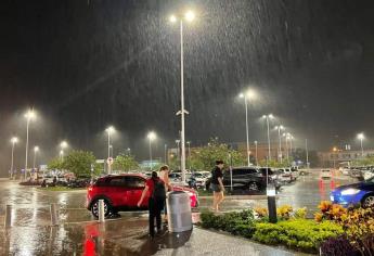 Lluvia obliga a visitantes a permanecer resguardados en centro comercial de Mazatlán